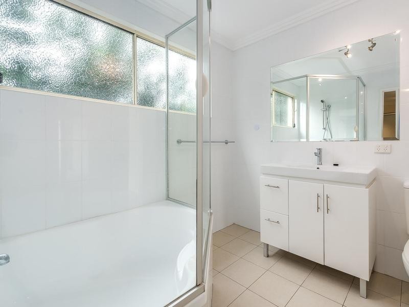 2/4 Locke Street, Southport QLD 4215