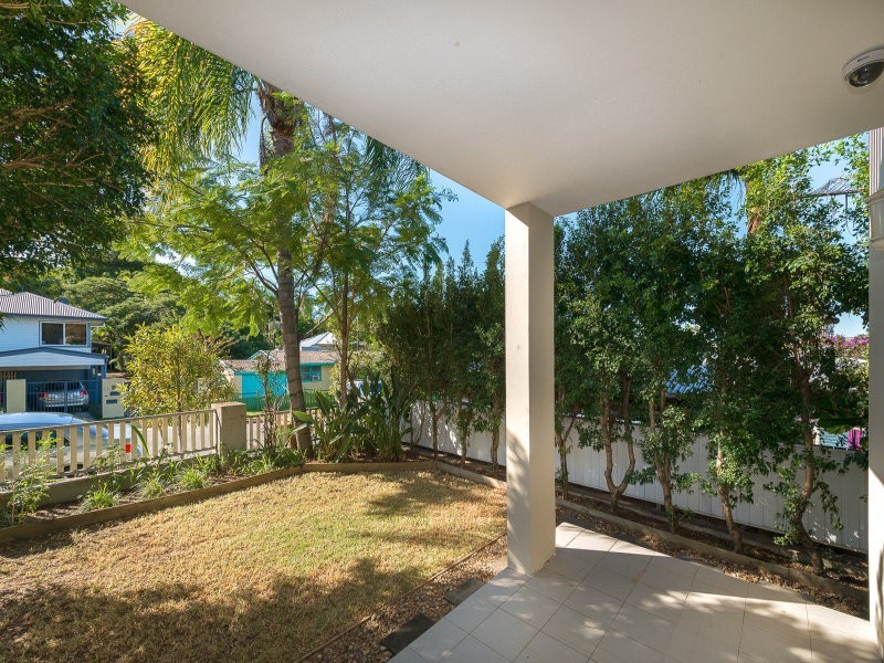 2/4 Locke Street, Southport QLD 4215