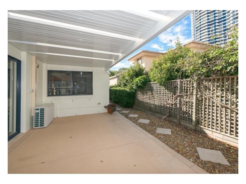 8 Broadwater Street, Runaway Bay QLD 4216