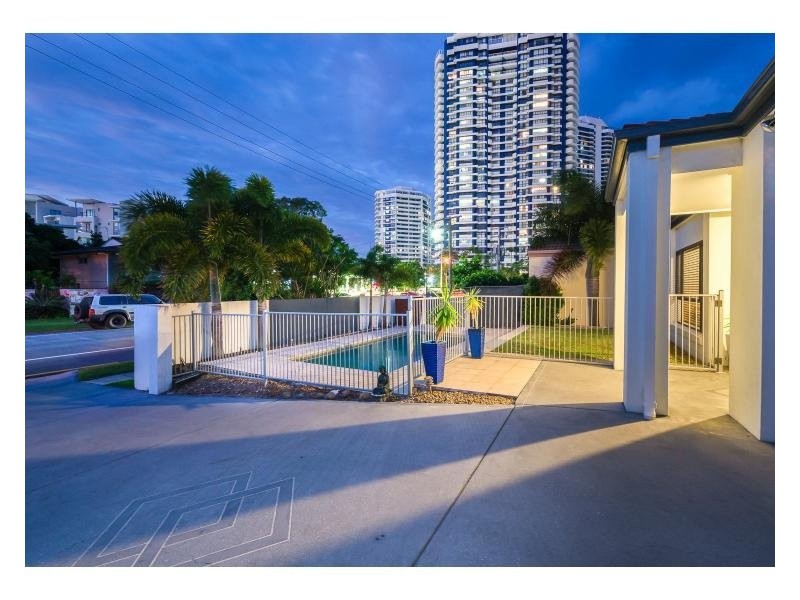 8 Broadwater Street, Runaway Bay QLD 4216