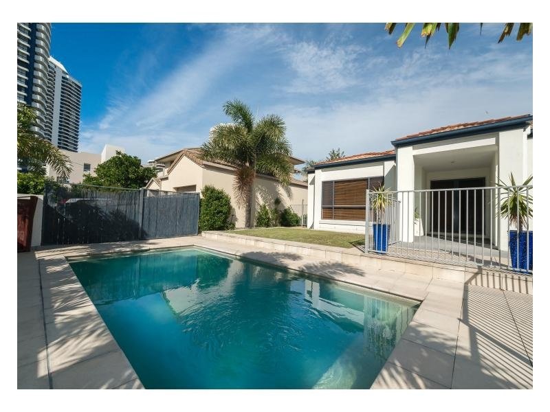 8 Broadwater Street, Runaway Bay QLD 4216