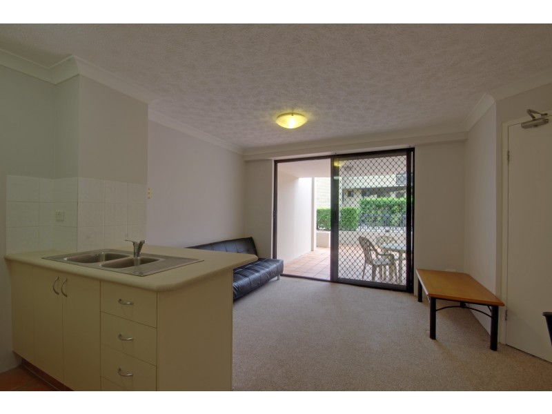 3/33 LENNEBERG STREET, Southport QLD 4215