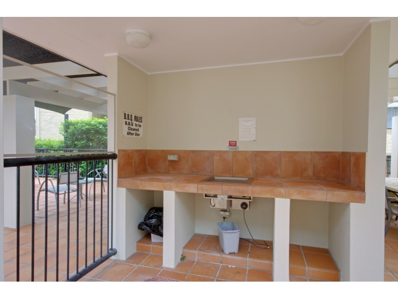 3/33 LENNEBERG STREET, Southport QLD 4215