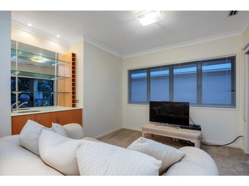 2073/1 The Vistas Drive, Carrara QLD 4211