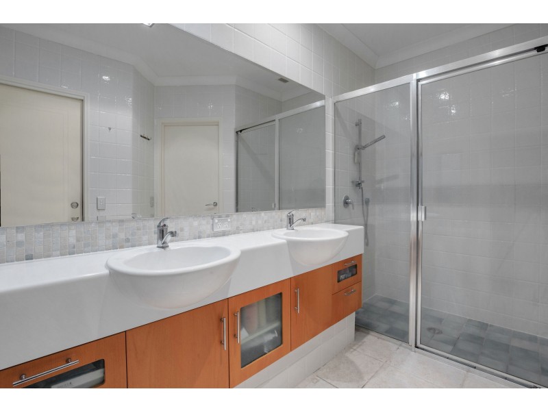 2073/1 The Vistas Drive, Carrara QLD 4211