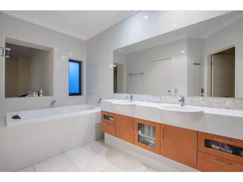 2073/1 The Vistas Drive, Carrara QLD 4211