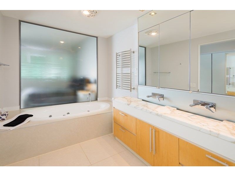 26702 Ephraim Island, Paradise Point QLD 4216