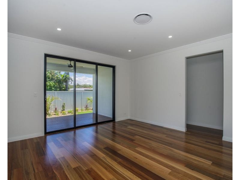 102 Stradbroke Street, Runaway Bay QLD 4216