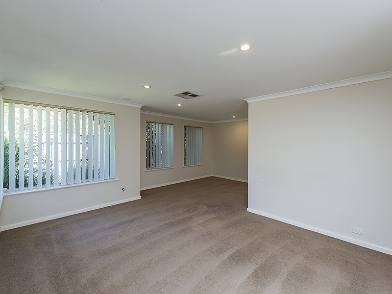2 Hope Avenue, Salter Point WA 6152