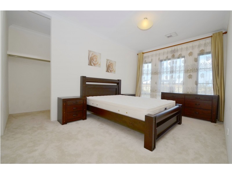 18 Johnsonia Bend, Hammond Park WA 6164