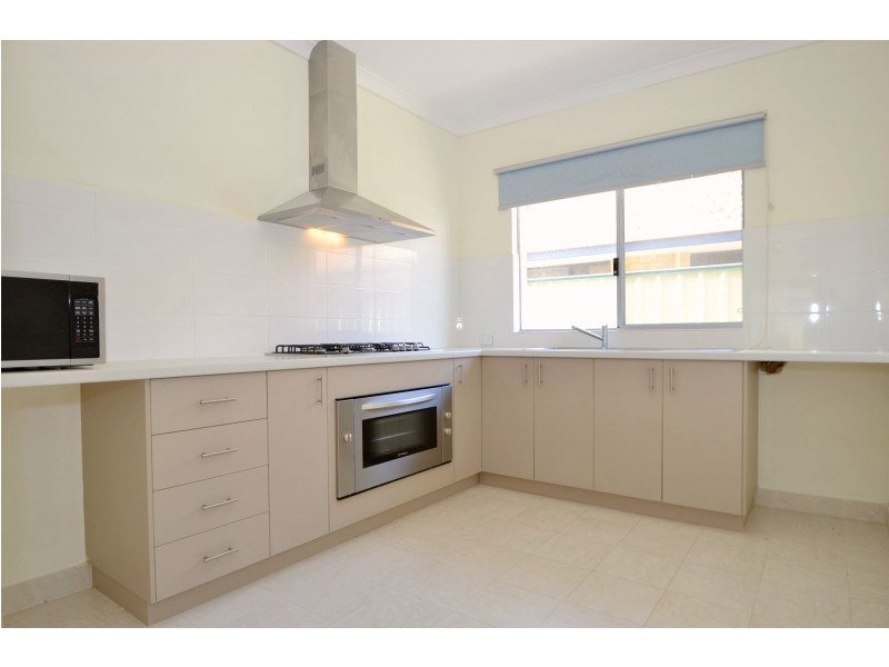 18 Johnsonia Bend, Hammond Park WA 6164