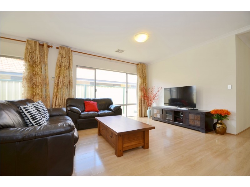 18 Johnsonia Bend, Hammond Park WA 6164