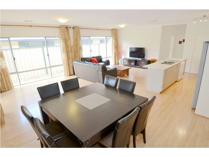 18 Johnsonia Bend, Hammond Park WA 6164