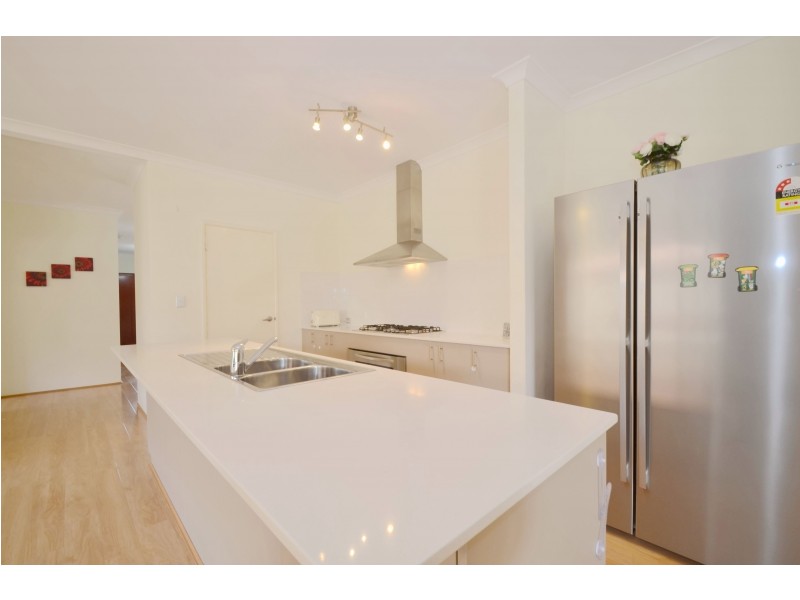 18 Johnsonia Bend, Hammond Park WA 6164