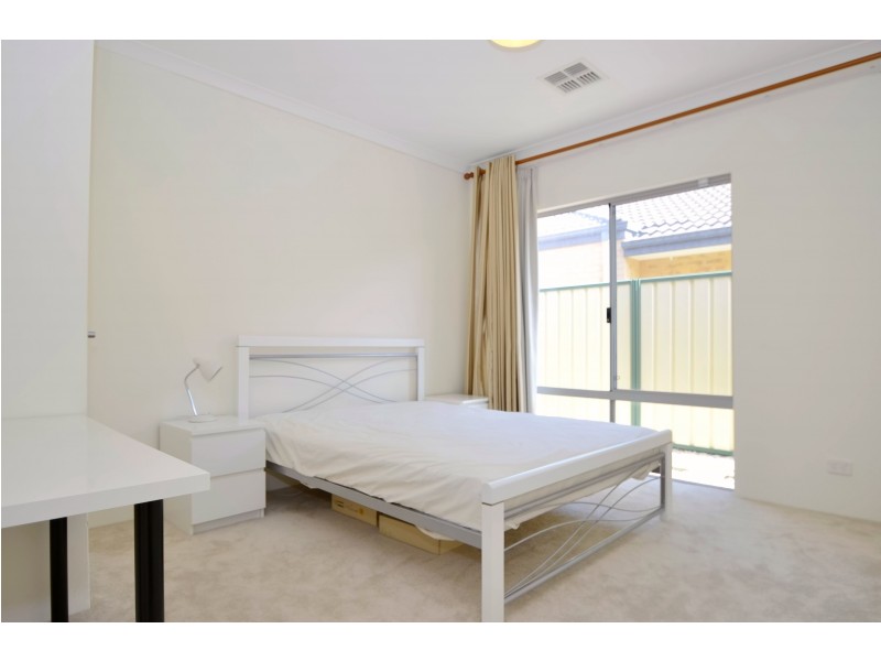 18 Johnsonia Bend, Hammond Park WA 6164