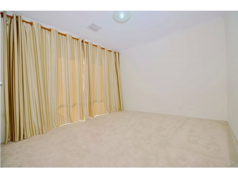 18 Johnsonia Bend, Hammond Park WA 6164