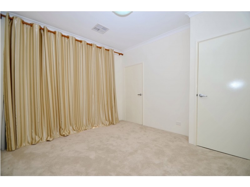 18 Johnsonia Bend, Hammond Park WA 6164