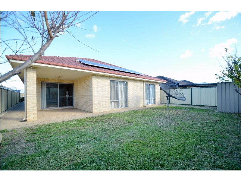 18 Johnsonia Bend, Hammond Park WA 6164