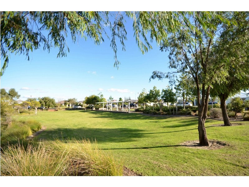 18 Johnsonia Bend, Hammond Park WA 6164