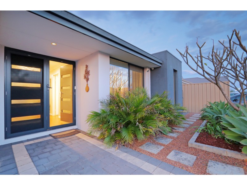 33 Bordeaux Parade, Piara Waters WA 6112