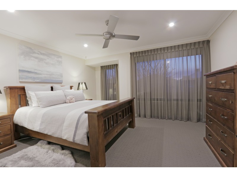 33 Bordeaux Parade, Piara Waters WA 6112