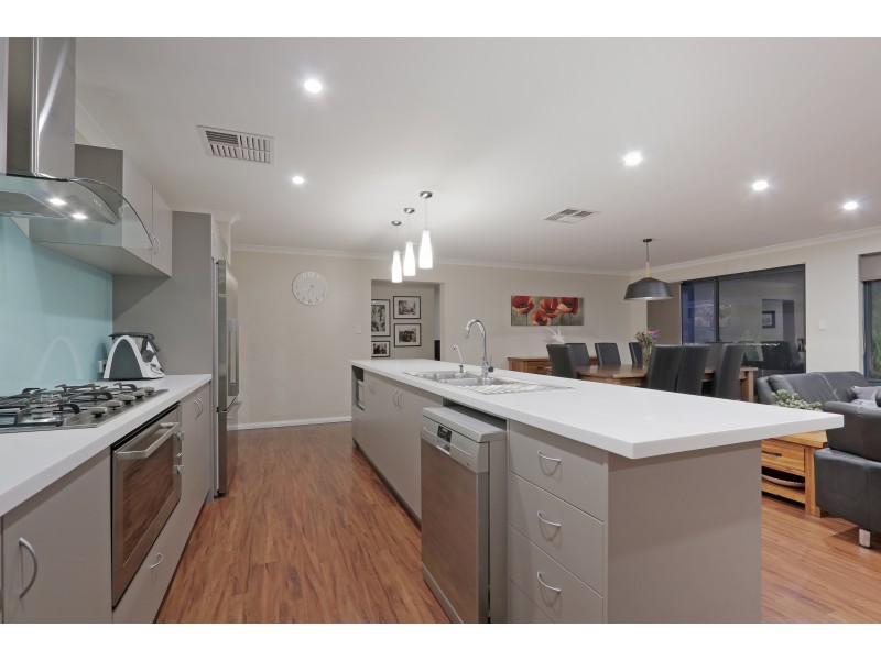 33 Bordeaux Parade, Piara Waters WA 6112