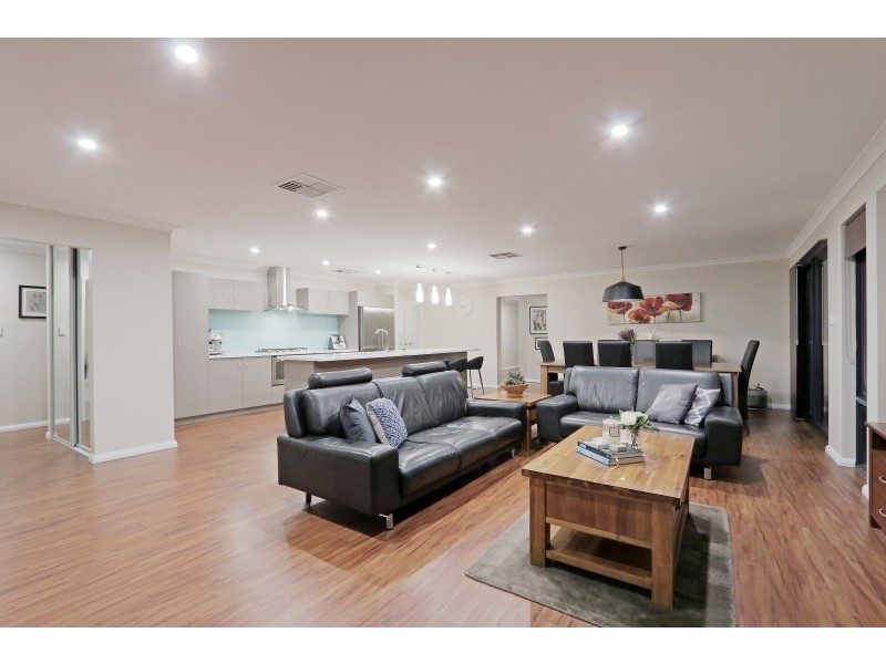 33 Bordeaux Parade, Piara Waters WA 6112