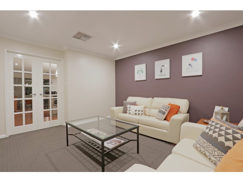 33 Bordeaux Parade, Piara Waters WA 6112