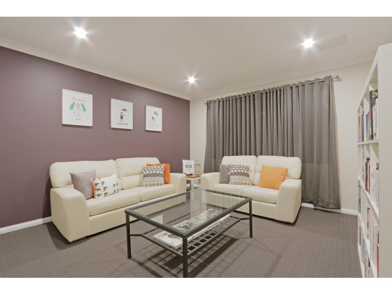 33 Bordeaux Parade, Piara Waters WA 6112