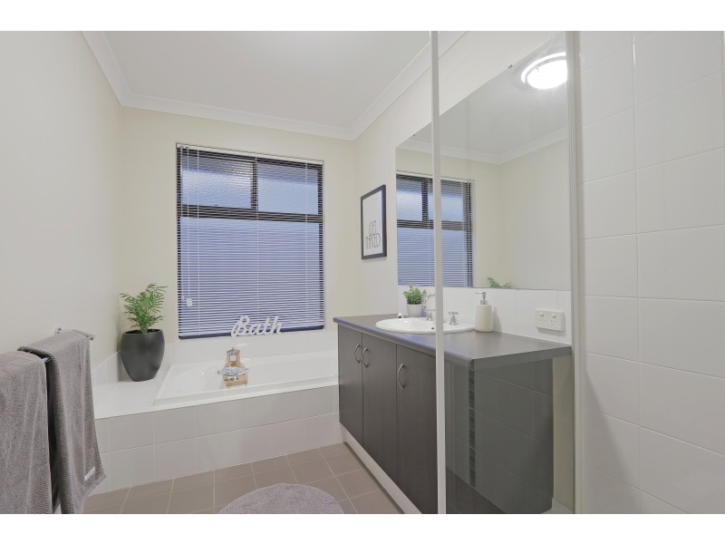 33 Bordeaux Parade, Piara Waters WA 6112