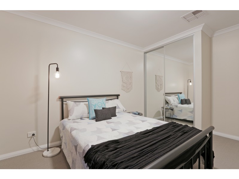 33 Bordeaux Parade, Piara Waters WA 6112