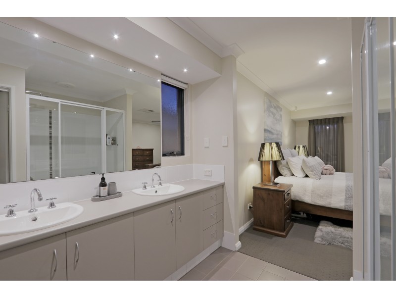 33 Bordeaux Parade, Piara Waters WA 6112