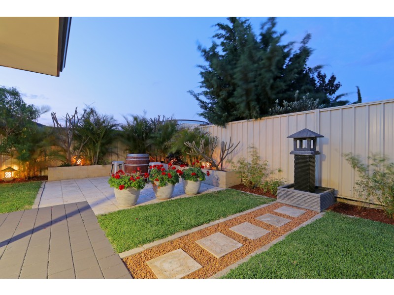 33 Bordeaux Parade, Piara Waters WA 6112