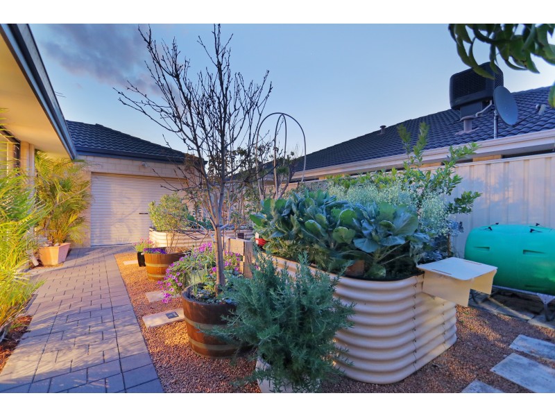 33 Bordeaux Parade, Piara Waters WA 6112