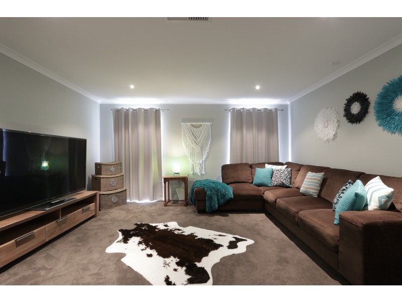 44 Bordeaux Parade, Piara Waters WA 6112