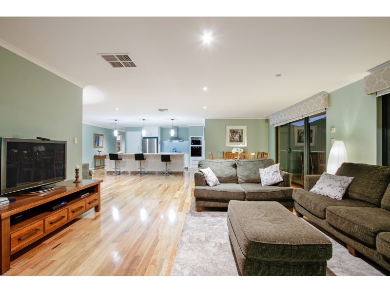 35 Bordeaux Parade, Piara Waters WA 6112