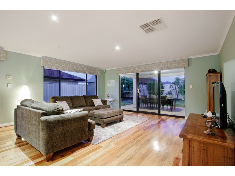 35 Bordeaux Parade, Piara Waters WA 6112