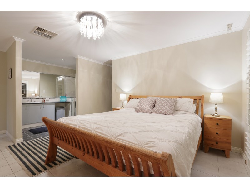 35 Bordeaux Parade, Piara Waters WA 6112