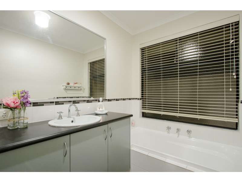 35 Bordeaux Parade, Piara Waters WA 6112