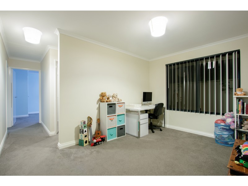 35 Bordeaux Parade, Piara Waters WA 6112