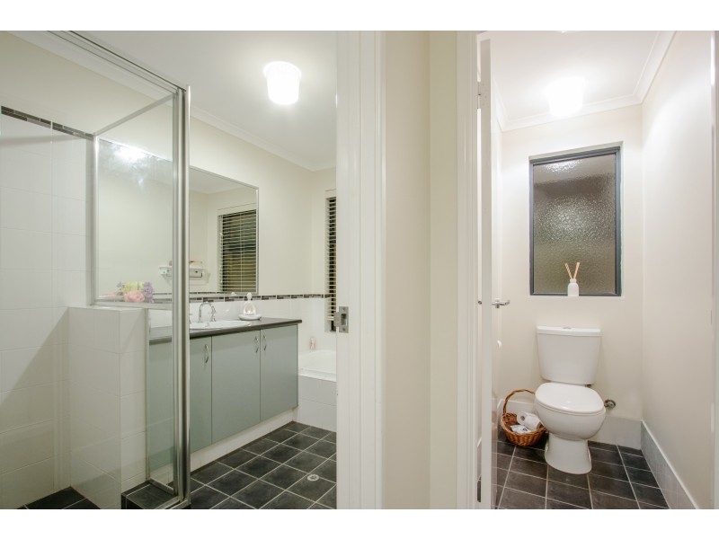 35 Bordeaux Parade, Piara Waters WA 6112