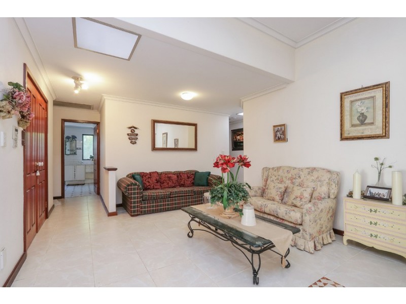 10 Westland Place, Waterford WA 6152