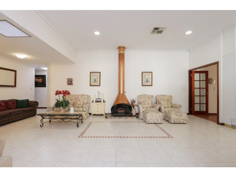 10 Westland Place, Waterford WA 6152