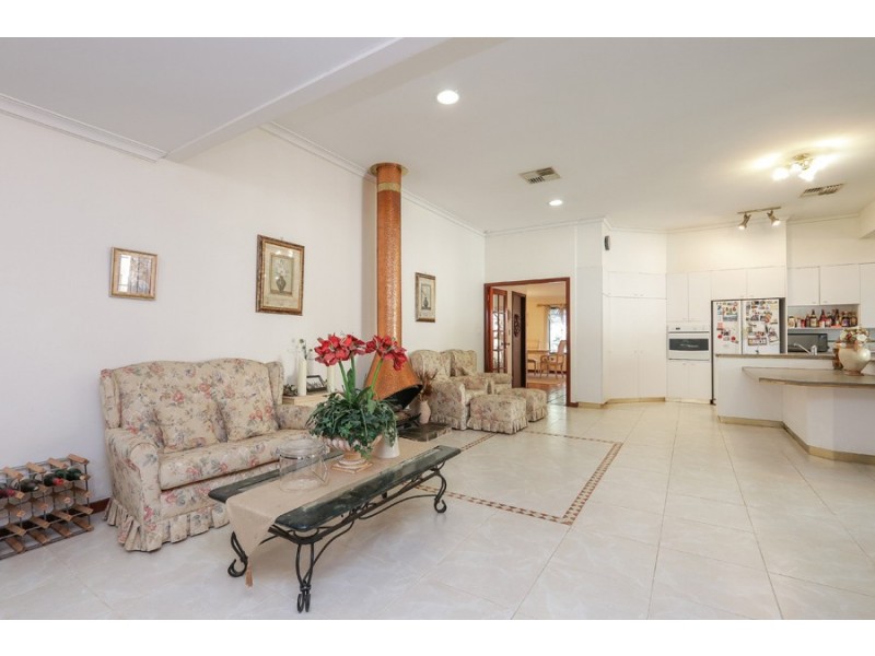 10 Westland Place, Waterford WA 6152