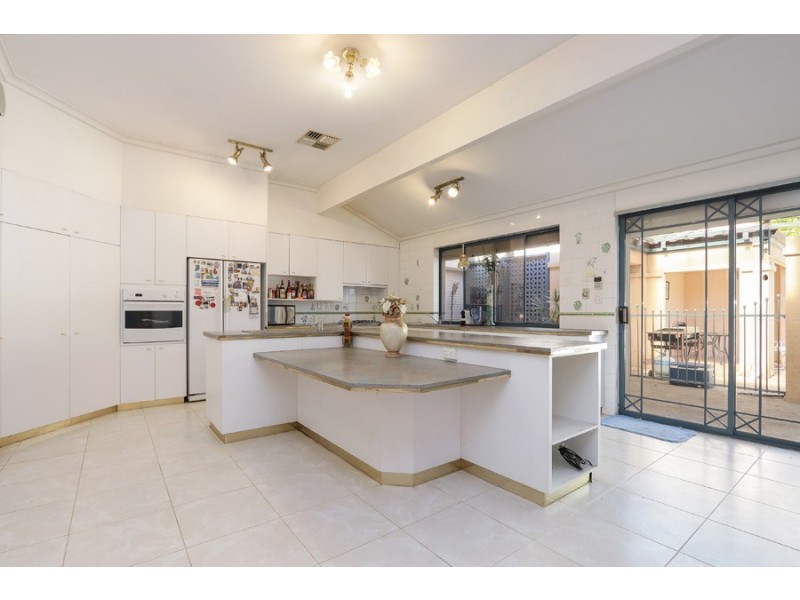 10 Westland Place, Waterford WA 6152