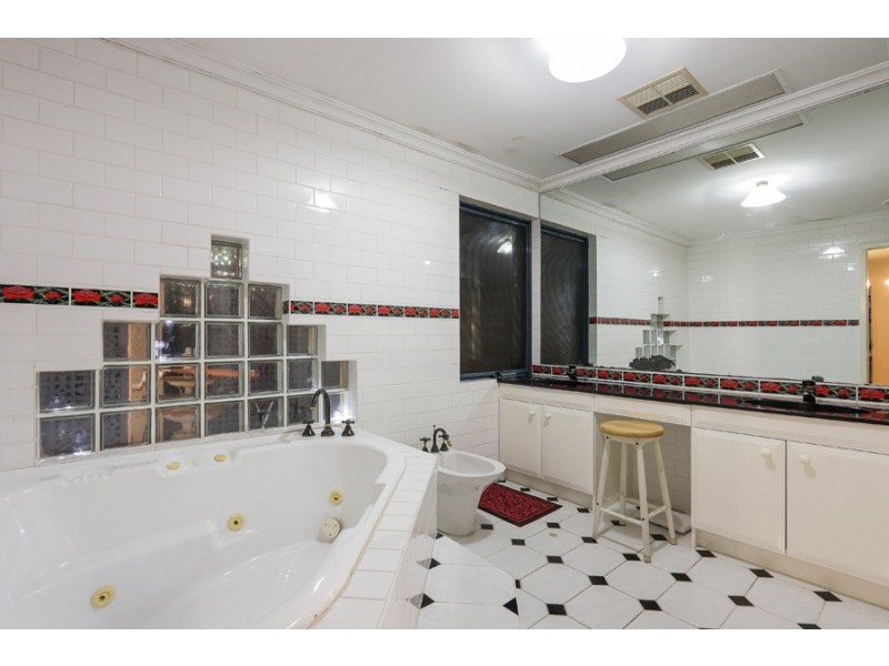 10 Westland Place, Waterford WA 6152