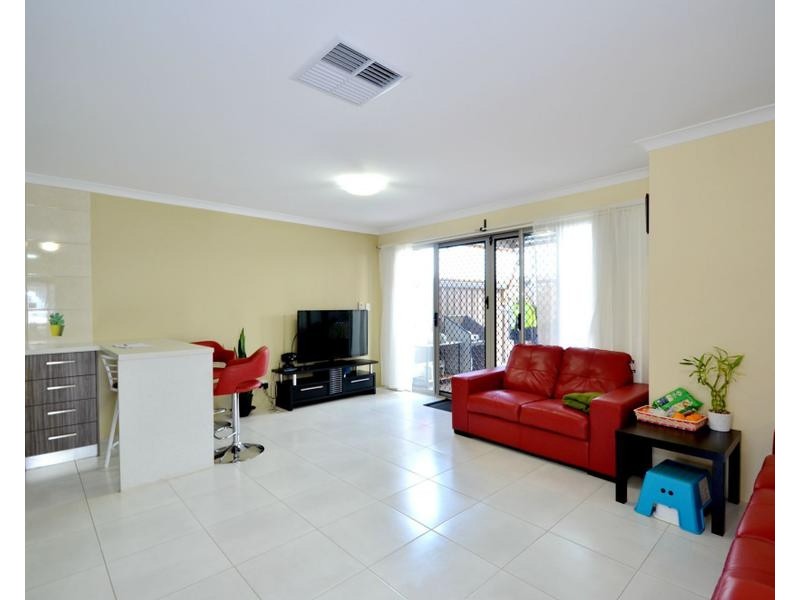 2/18 Panozza Circle, Maddington WA 6109