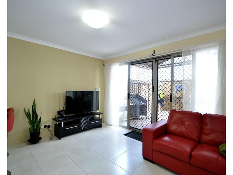 2/18 Panozza Circle, Maddington WA 6109