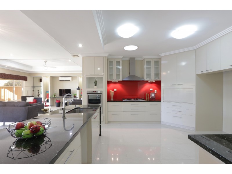 15 Waterfoot Loop, Canning Vale WA 6155