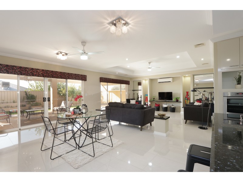 15 Waterfoot Loop, Canning Vale WA 6155